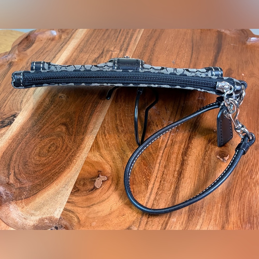 Vintage COACH Signature Soho Black and White Wristlet Clutch EUC - Picture 6 of 16